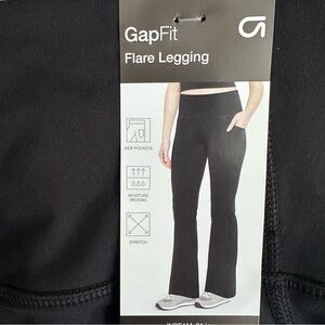 NWT Women’s GAP Black Flare Leggings, size Medium